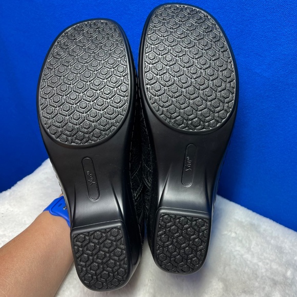 NIB/NWT🤩 |•YŮŮ•| Light & Flexible Bethanee Comfort Clogs Size 9 Wide - Picture 8 of 16